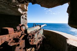 Un cannone abbandonato dell'Esercito Nazionale Yogoslavo sull'isola di Vis, Croazia. Da qui si gode un suggestivo panorama sul mare Adriatico.



