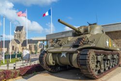 Un carroarmato M4 Sherman tankperesso  il museo Airborne con la chiesda di Sainte Mere Eglise sullo sfondo. Siamo in Normandia, Francia. - © Peter Bocklandt / Shutterstock.com