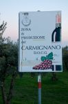 Un cartello della strada del Vino Carmignano in Toscana - © giovanni boscherino / Shutterstock.com