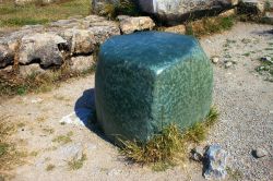 Un cubo di pietra verde nell'area archeologica di Hattusa, capitale ittita, Bogazkale (Turchia). Fu regalato dal faraone egiziano Ramesse II°. 


