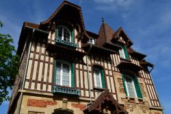 Un edificio a graticcio nel centro storico di Courseulles-sur-Mer, Francia - © Pack-Shot / Shutterstock.com