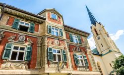 Un edificio storico con la facciata decorata nel centro di Garmish-Partenkirchen, Germania.
