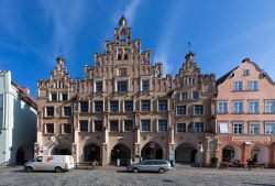Un edificio storico nell'area pedonale di Landshut, Germania. Questa cittadina vanta una storia di oltre 800 anni - © Video Media Studio Europe / Shutterstock.com