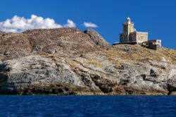 Un faro sulla parte nord dell'isola di Tino, Cicladi, Grecia.
