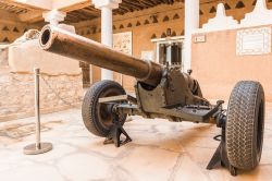 Un grande cannone del primo Novecento al Masmak Fort Museum di Riyadh, Arabia Saudita - © Andrew V Marcus / Shutterstock.com