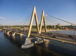 Un grande ponte su fiume Kazanka nel sud della Russia