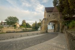 Un grazioso angolo del centro di Nevers (Francia) con la Porte du Croux e la torre - © RnDmS / Shutterstock.com