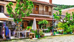 Un grazioso scorcio del villaggio di Omodos, Cipro. E' una delle località più apprezzate dai turisti per l'impronta tradizionale mantenuta nel tempo.

