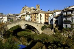Un grazioso scorcio panoramico della città di Estella, Navarra, Spagna.
