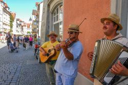 Un gruppo di musicisti di strada si esibisce in Maximilianstrasse a Lindau, Germania - © Salvador Aznar / Shutterstock.com