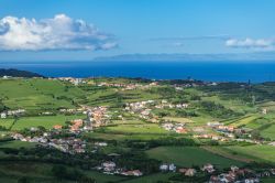 Un idilliaco paesaggio delle Azzorre nell'isola di Faial, Portogallo. E' coprannominata "ilha azul" overo isola azzurra perchè si tinge di questo colore durante la fioritura ...