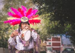 Un indigeno messicano suona uno strumento musicale lungo una strada di Monterrey, Nuovo Leon - © Bernardo Ramonfaur / Shutterstock.com
