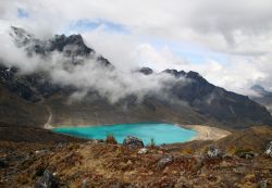 Un lago dall'acqua verde smeraldo nelle Ande, Perù. Siamo nei pressi di Huancayo, al centro della fertile valle del Mantaro.
