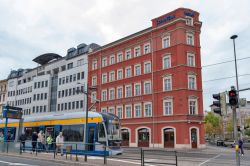 Un moderno tram nel centro di Lipsia, Germania: è uno dei mezzi più utilizzati nel sistema di trasporto pubblico della città - © Gaid Kornsilapa / Shutterstock.com