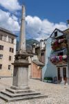 Un monumento a stele nel centro di Domodossola, Verbano-Cusio-Ossola, Piemonte.
