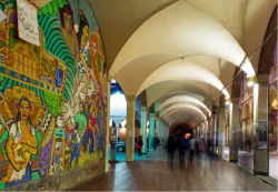 Un murales a Bologna sotto i portici di Via Zamboni, nella zona universitaria - © muratart / Shutterstock.com