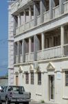 Un palazzo a Basseterre, St. Kitts and Nevis, Indie Occidentali. A risaltare subito è l'architettura di tipo coloniale che caratterizza la maggior parte delle costruzioni di questo ...