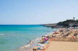 Un panorama della spiaggia nei pressi di Avola, Sicilia. In estate questa spiaggia di sabbia finissima diventa una delle mete preferite per turisti e abitanti.
