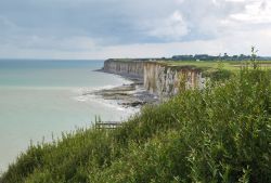 Un panorama di Veules-les-Roses, Alta Normandia, Francia. Bella stazione balneare, questo paese si trova sul litorale della Costa d'Alabastro. Il villaggio è stato sempre frequentato ...