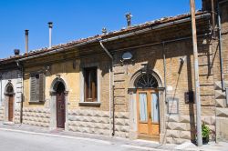 Un particolare architettonico delle case di Sant'Agata di Puglia, Italia.
