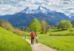 Un percorso cicloturistico per famiglie in Austria, lungo una valle delle Alpi austriache