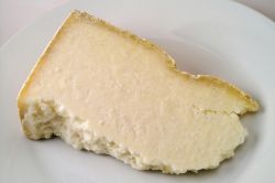 Un pezzo di formaggio Castelmagno, Piemonte. E' prodotto principalmente con latte vaccino a volte addizionato con quello caprino e ovino.
