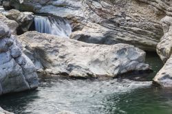 Un piccola cascata nei dintorni di Cagli, nelle Marche, Il fiume Burano, scavato nelle rocce calcaree, crea un paesaggio davvero suggestivo.