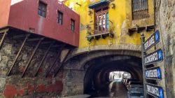 Un pittoresco angolo nascosto della cittadina di Guanajuato, Messico, con case storiche.
