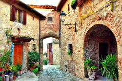 Un pittoresco angolo panoramico del vecchio borgo di Montefioralle, Greve in Chianti, Toscana.
