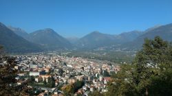 Un pittoresco panorama dall'alto della cittadina di Domodossola, Piemonte. La città è il centro principale della Val d'Ossola e si trova nella piana del fiume Toce.
