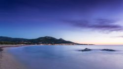 Un pittoresco scorcio della spiaggia di Algajola al tramonto, Corsica.

