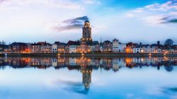 Un pittoresco tramonto sulla cittadina di Deventer, regione di Overijsse, Olanda. Fra le più suggestive cittadine olandesi, Deventer ospita la maggiore fiera libraria d'Europa a inizi ...
