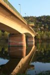 Un ponte a Chivasso in piemonte: la città si trova alla confluenza del fiume Orco con il fiume Po