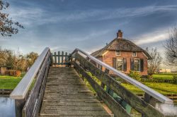 Un ponte sul canale di Giethoorn, Paesi Bassi. Questo ponticciolo in legno, uno degli oltre 170 costruiti nel paese, sorge nei pressi di una vecchia fattoria - © fokke baarssen / Shutterstock.com ...