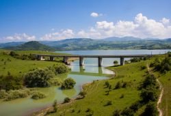 Un ponte sul Lago di Conza in Campania