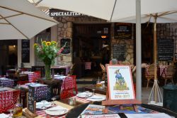 Un ristorante nel centro storico di Nizza, Francia. Uno dei tipici ristorantini che si affacciano lungo i vicoli della Vieux Nice.
