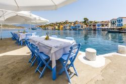 Un ristorante sul porto di Kastellorizo, l'isola del film Mediterraneo di Gabriele Salvatores - © Nejdet Duzen / Shutterstock.com
