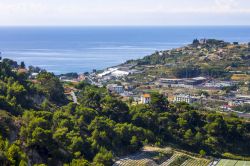 Un suggestivo panorama visto dalle alture di Bussana Vecchia, Sanremo, Liguria.




