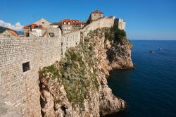 Un suggestivo scorcio panoramico di Dubrovnik con le sue mura (Craozia).

