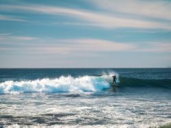 Un surfista a Pichilemu, Cile, capitale mondiale del surf. Qui ogni anno, in estate, si svolge il campionato mondiale dedicato a questo sport acquatico.
