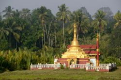 Un tempio nella campagna vicino a Myeik, sud del Myanmar. Sullo sfondo, la rigogliosa foresta tropicale - © amnat30 / Shutterstock.com