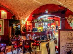 Un tipico ristorantino nella piazza principale vicino all'arena di Nimes, Francia - © Meandering Trail Media / Shutterstock.com