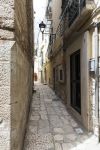 Un tipico vicolo del centro di Bitonto, Puglia. Secondo la tradizione la città sarebbe stata fondata dal re illirico Botone dal quale deriverebbe il nome Bitonto.
