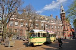 Un tram in Rond de Grote Kerk Square con l'Oude Stadhuis (il vecchio Municipio del XVI° secolo) a L'Aia, Olanda - © Christophe Cappelli / Shutterstock.com