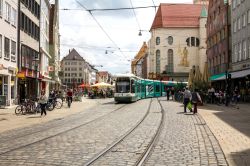 Un tram in transito in Marketplace a Augusta, Germania  - © MDOGAN / Shutterstock.com