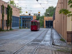 Un tram rosso attraversa una strada di Augusta, Germania.
