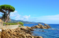 Un tratto del litorale selvaggio di Le Lavandou, Francia: il sentiero per la spiaggia di St.Clair sul Mediterraneo.