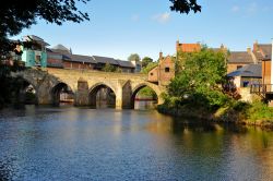 Un tratto del river Wear con il ponte ad archi che lo attraversa a Durham, Inghilterra.

