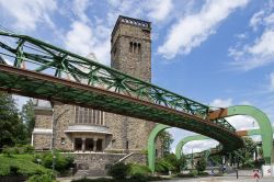 Un tratto della ferrovia sospesa di Wuppertal, Germania. I treni corrono ad un'altezza di circa 8 metri da terra e attraversano velocemente i diversi quartieri cittadini.
