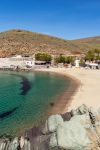 Un tratto della spiaggia di Kolympithres sull'isola di Tino, Grecia. Questa spiaggia da cartolina è esposta a nord.

